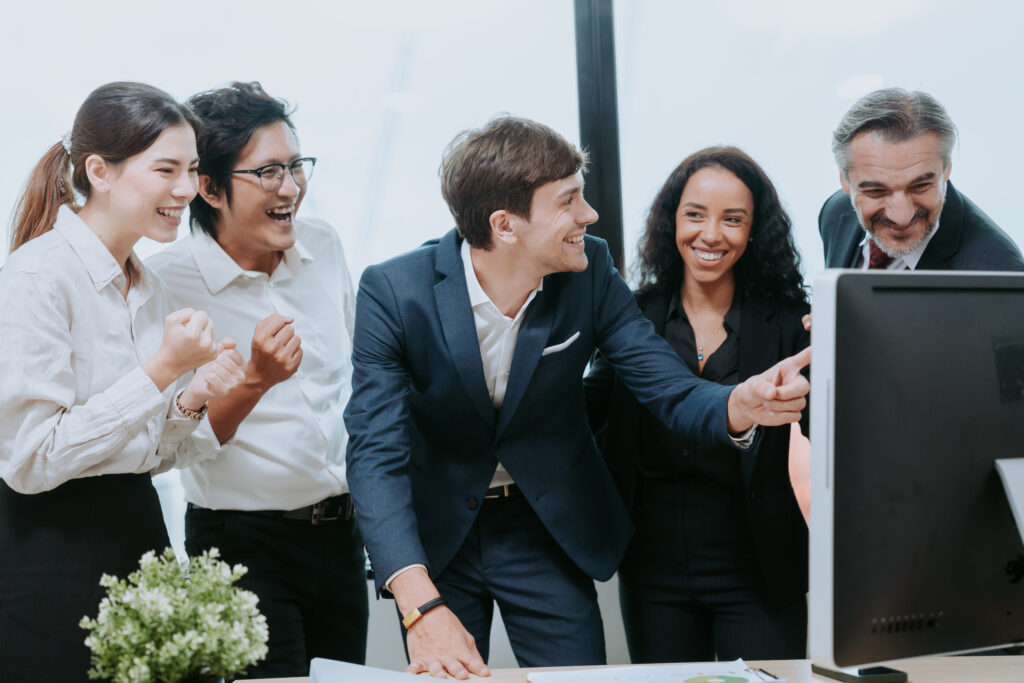 Equipo feliz colaborando en la empresa