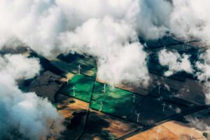 Imagen aérea de campos de cultivo con generadores de energía eólica